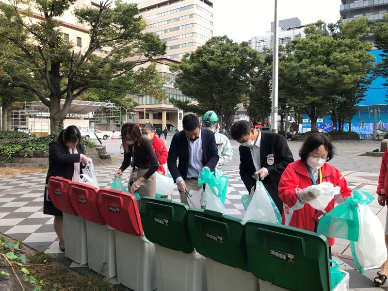 ごみを分別して捨てる参加者＝千葉市中央区