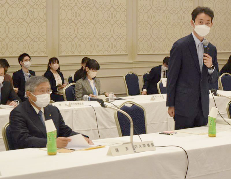 記念事業官民連絡会議であいさつする会長の熊谷知事（右）と議長に就任した佐久間氏＝２５日、千葉市中央区