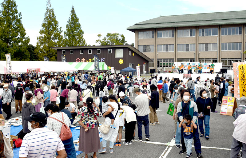 出店や舞台パフォーマンスで盛り上がった栄町の産業まつり＝同町