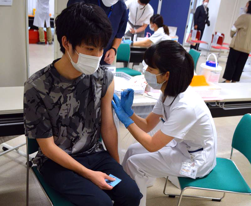 千葉工大が昨年６月にキャンパス内で開始した希望学生へのコロナワクチン接種の１回目＝習志野市