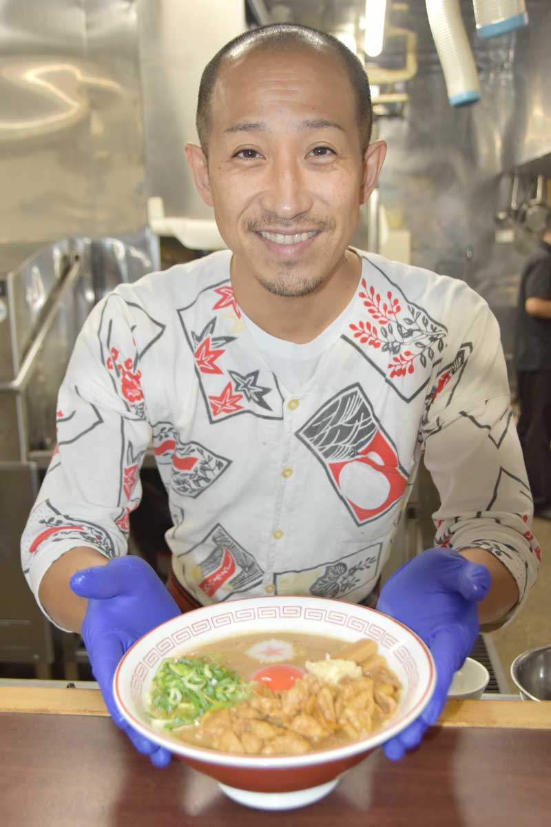 越智さんらが完成させた肉玉ラー飯=八街市の元祖肉玉そば越智