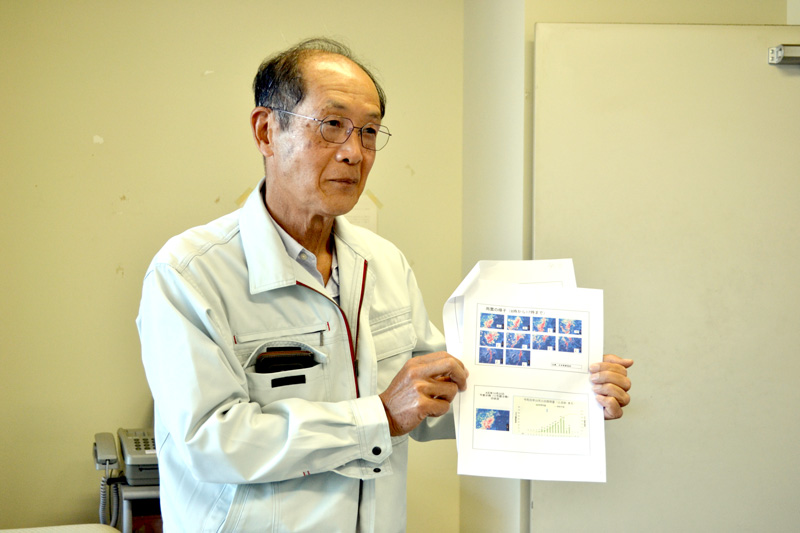 記録集について説明する斎藤さん＝茂原市役所