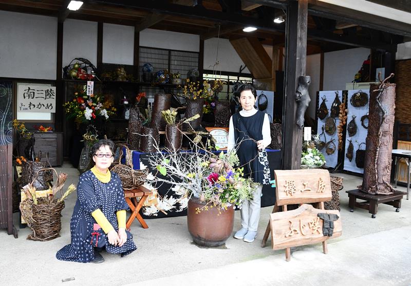 自宅を開放し作品展を開いている藤ケ崎さん（右）と北崎さん＝神崎町