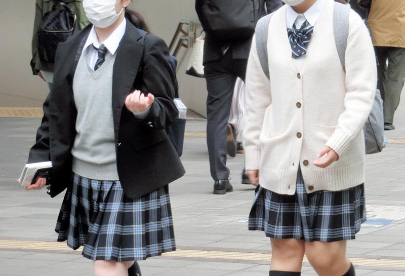 温度調節に便利なカーディガンだが、校則で禁止する県立高校も少なくない　＝１０月、千葉市内