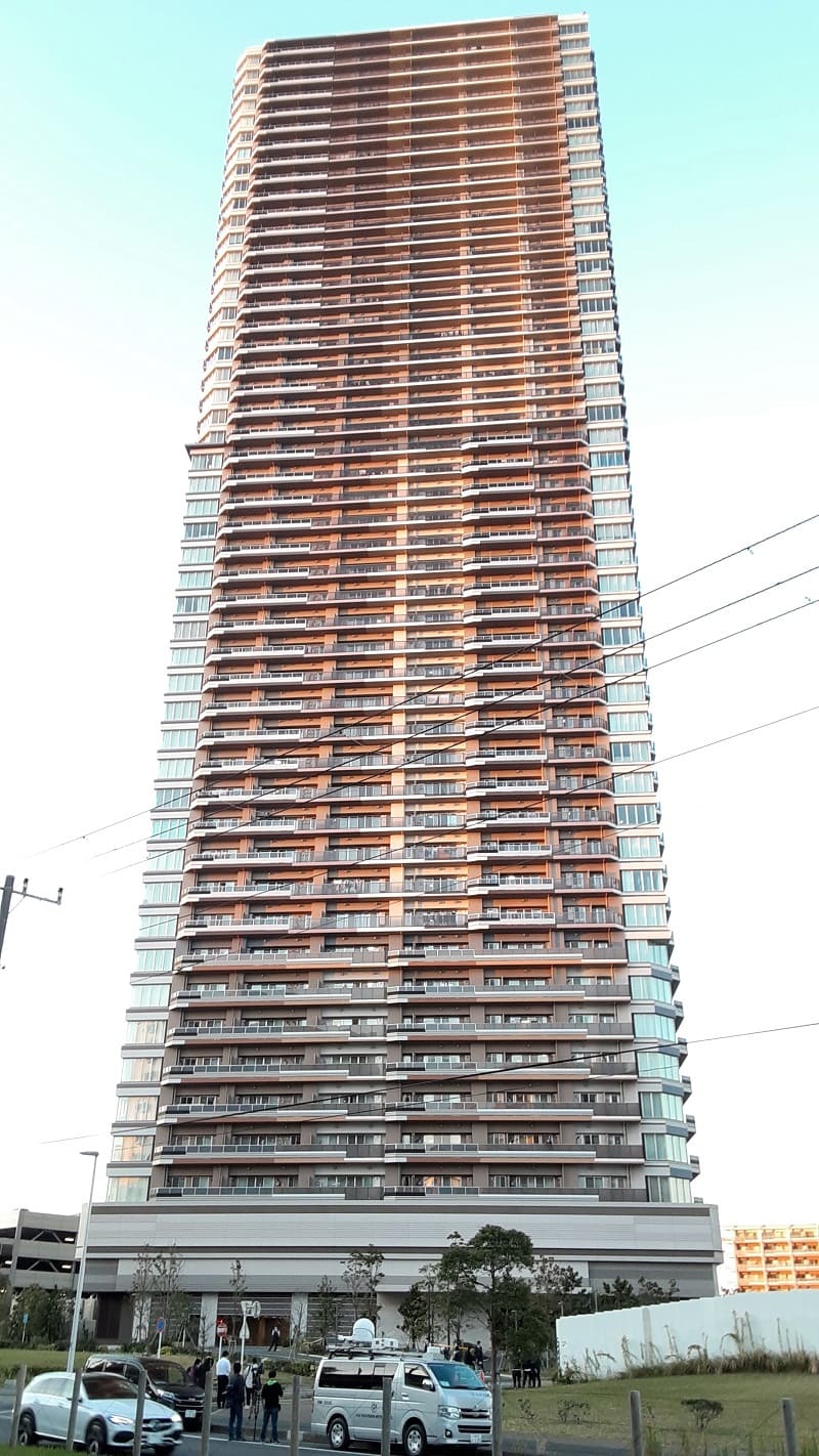 ２５階から転落したとみられる男児が死亡した高層マンション＝2日、千葉市美浜区