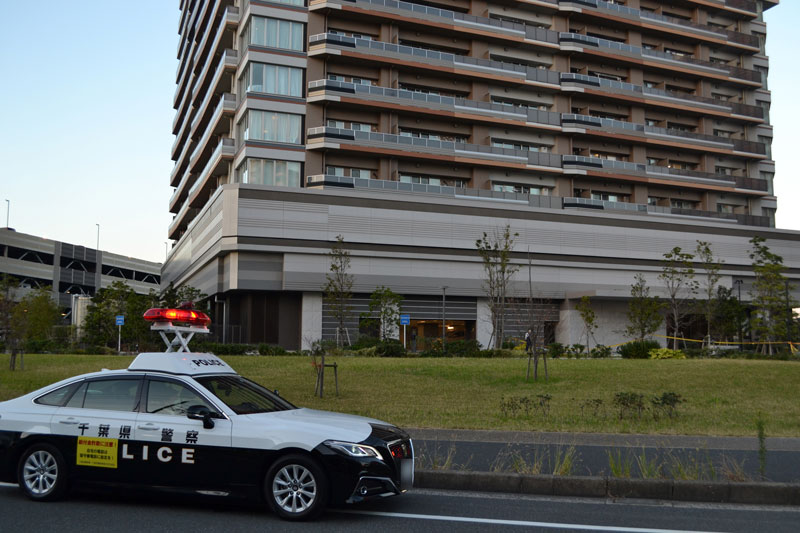 パトカーが止まる現場のタワーマンション＝２日午後４時半ごろ、千葉市美浜区（画像一部加工）
