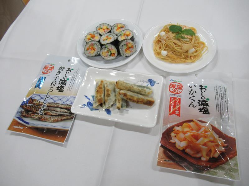 グランプリの「子持ちししゃも餃子」（手前）。奥が、準グランプリの２作品＝和洋女子大