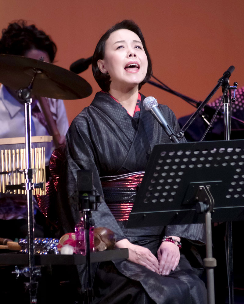 歌物語を披露する潮見佳世乃さん