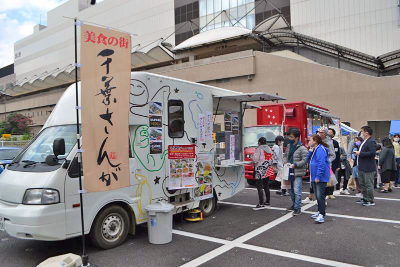 来場者でにぎわった千葉さんがフェスタ＝５日、千葉市中央区のＪＲ千葉駅南口