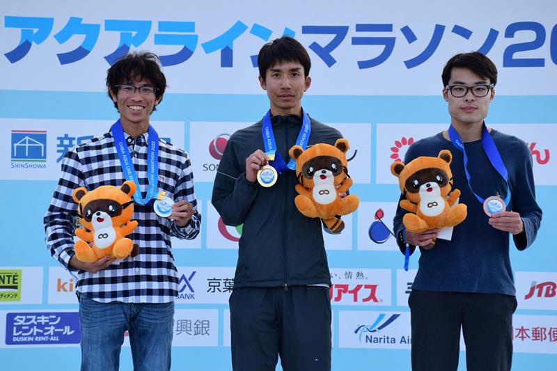 フルマラソン男子で優勝した三野貴史さん（中央）ら上位３人