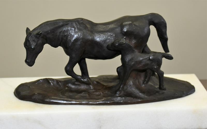 下総御料牧場の第９代牧場長の田中二郎氏が残した数少ない旧蔵品「馬親子」