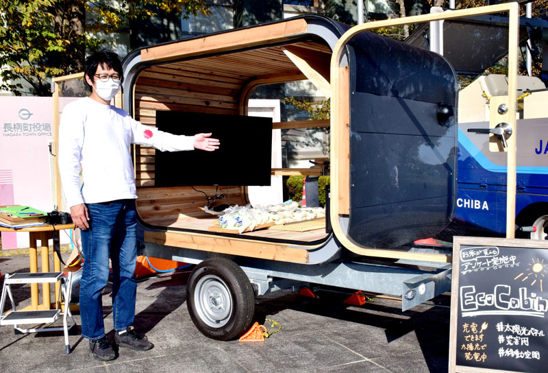 開発したエコキャビンを説明する田島助教＝長柄町