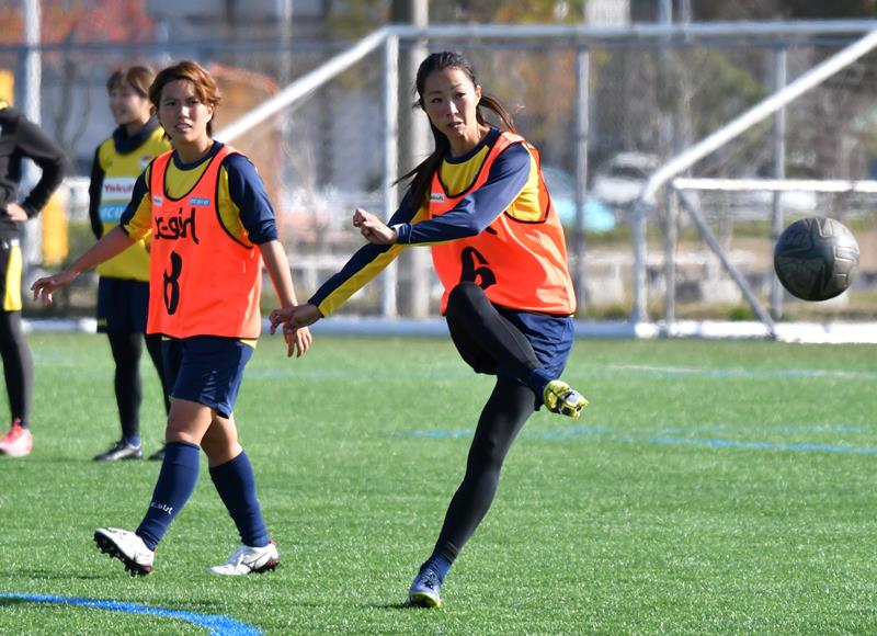 シュート練習をする千葉の大滝(右)と鴨川。今季チームの4得点のうち2人で3点を挙げている