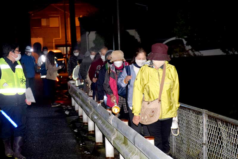 夜間避難訓練で学校まで歩く住民ら＝銚子市