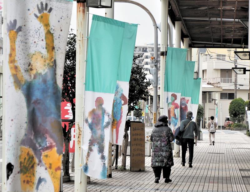鎌足小児童の制作したのぼり旗がはためく商店街＝木更津市