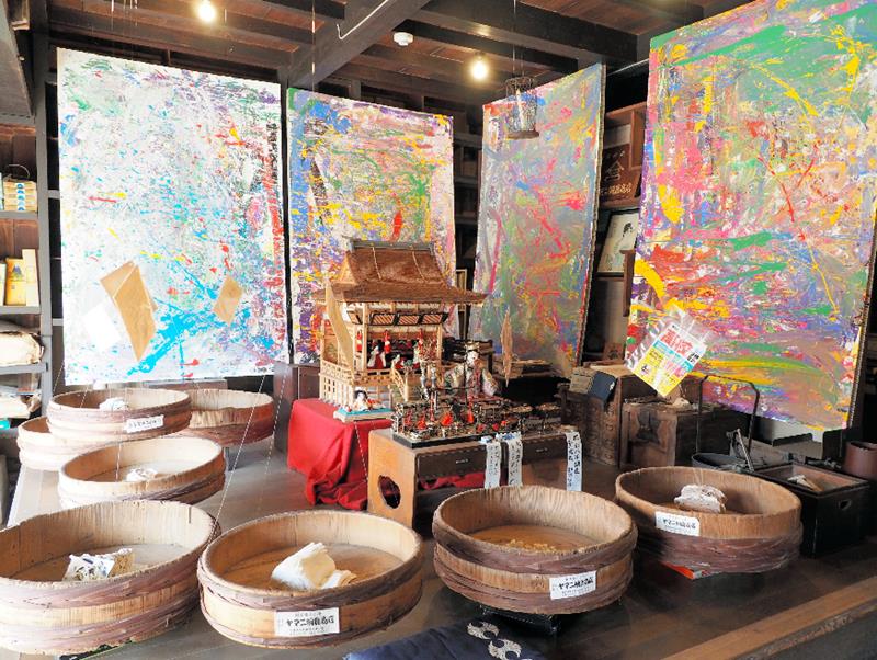 請西小児童が色を塗ったり、メッセージを書いた紙を貼り付けた「世界に一つだけの自分の本」＝木更津市