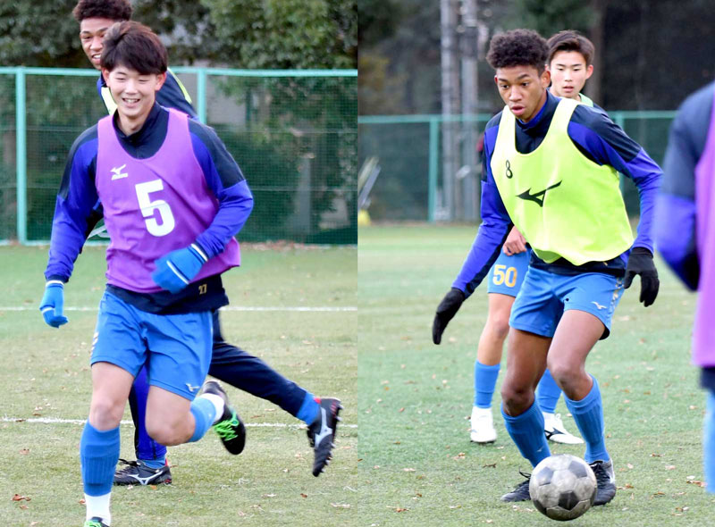 選手権に向けて調整する日体大柏のオウイエ(右)、吉田主将=同校サッカー場