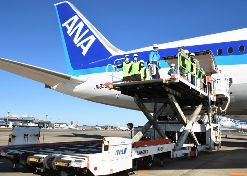 荷物搭載の特殊機器に乗って迫力を感じる高校生