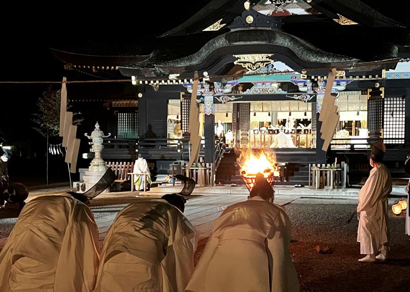 香取神宮で行われた大饗祭＝１１月３０日夜、香取市