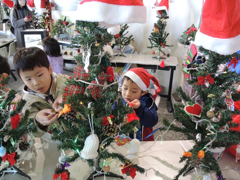 オランダの「シンタクラース」の祭りに合わせ、ツリーの飾り付けをする子どもたち＝流山市