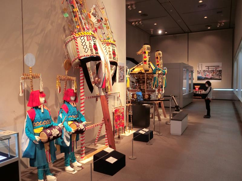 千葉県内の多彩なお浜降りの形態を紹介している会場＝千葉市中央区、県立中央博物館