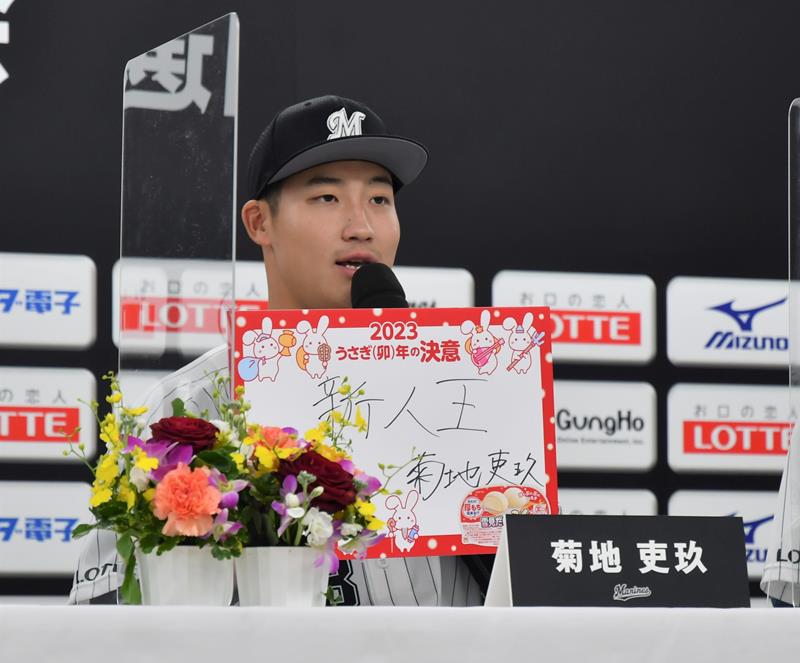 １年目の目標に「新人王」と書いた千葉ロッテドラフト１位の菊地＝東京都内