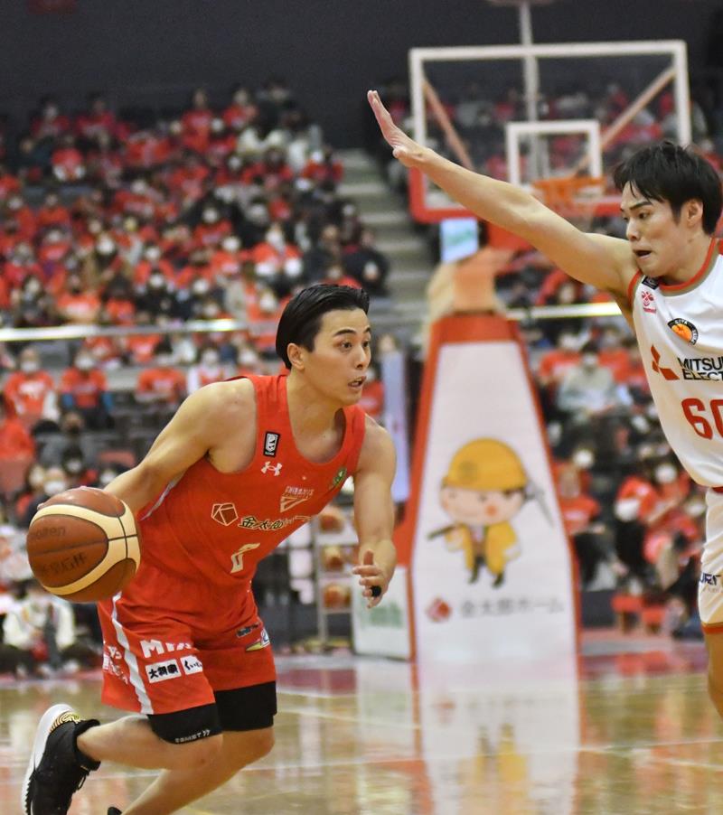 千葉J―名古屋D 第1クオーター、攻め込む千葉Jの富樫=船橋アリーナ