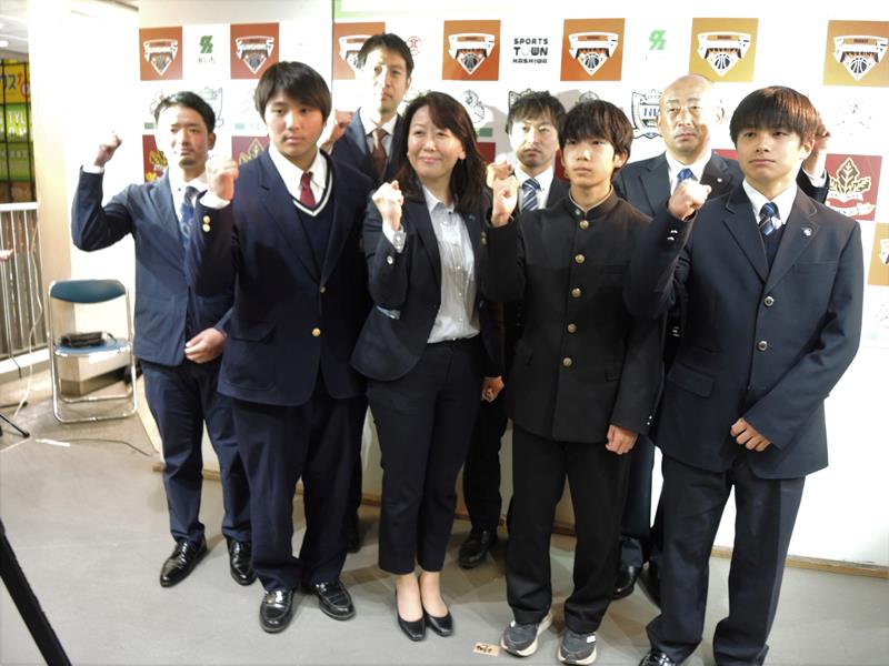 太田市長（前列右から３人目）を囲み、全国大会での健闘を誓う４中高の選手ら＝柏市