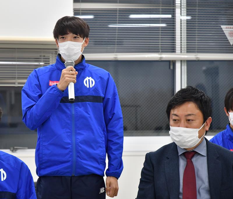 箱根駅伝に向けて意気込みを語る順大の三浦龍司。右下は長門俊介監督＝印西市内