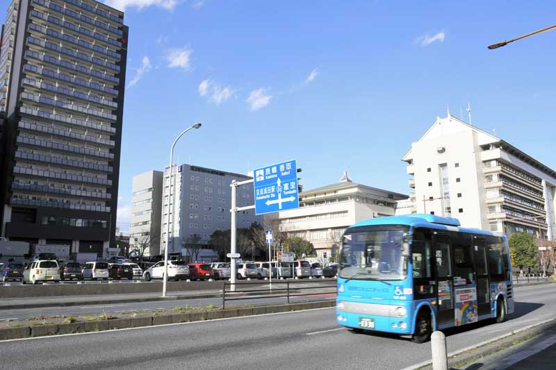 成田駅に近く観光客向けのホテルが立つ成田市役所周辺。子育て世代向けの住宅供給が課題となっている＝１４日
