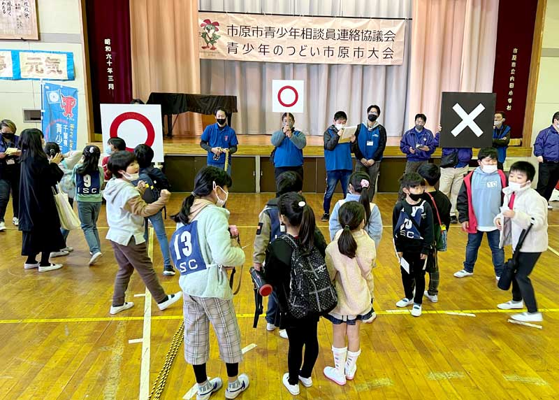 クイズ王決定戦の「○×クイズ」で一喜一憂する児童＝市原市の旧内田小学校