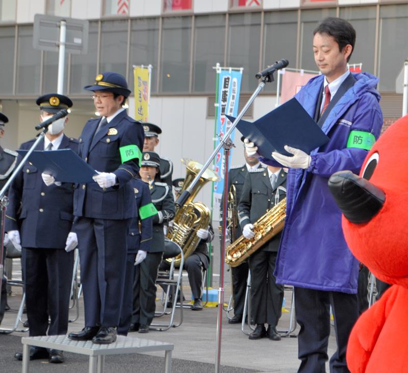 出動式に出席する熊谷知事（右）と田中本部長＝１６日午後４時ごろ、千葉市中央区の新宿公園