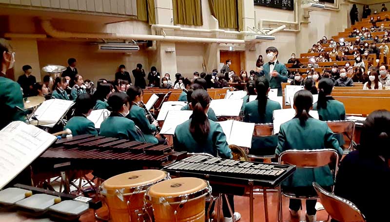 生徒たちの生演奏も聖夜の雰囲気を演出