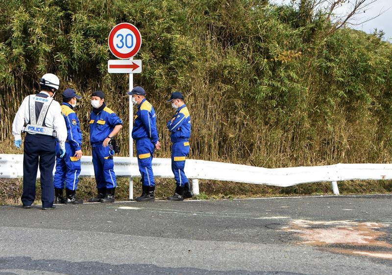 富津市で３人が死亡した事故現場を調べる警察官＝１１月２９日