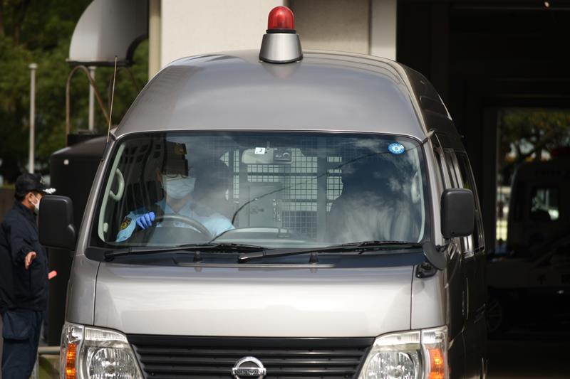 千葉中央署から送検される岡田被告を乗せた警察車両。被告の様子をうかがうことはできなかった。＝９月２２日、千葉市中央区