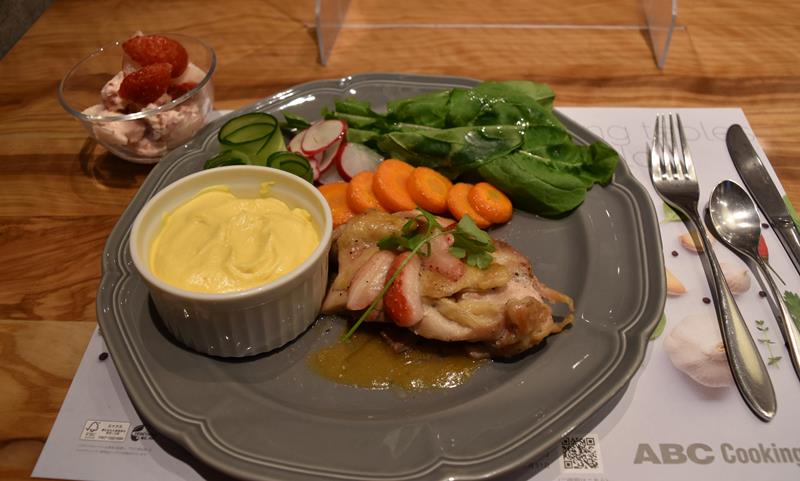 冷凍いちごを使ったソースをかけたチキンステーキや、にんじんのムース。左奥にあるのがイチゴのパルフェ