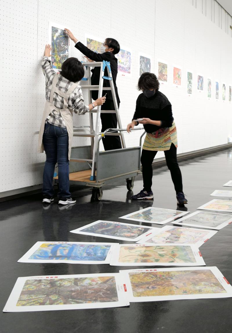 開幕を控え、急ピッチで展示作業が行われた＝１２日、千葉市中央区の県立美術館