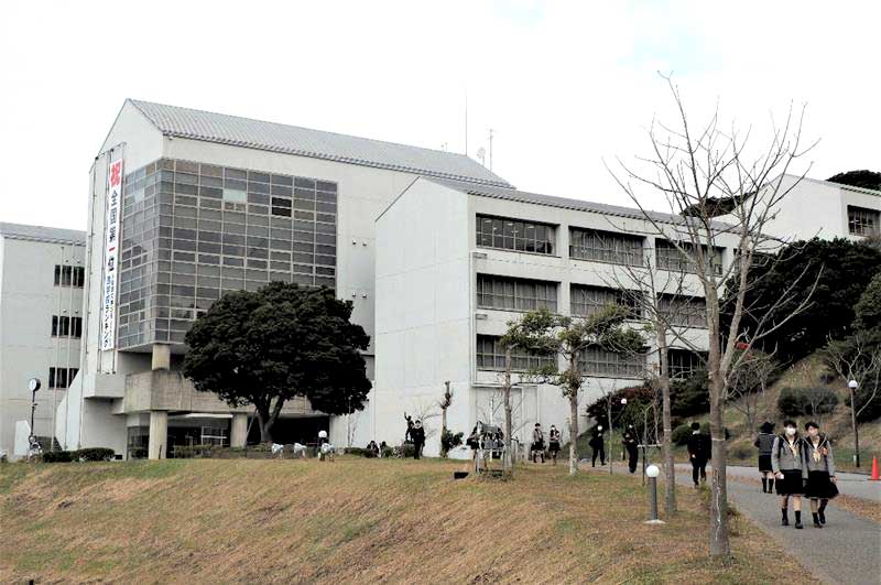 君津の市街地を一望する小高い丘に立つ翔凜中・高校の校舎