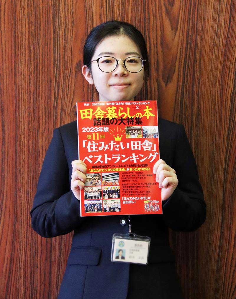 田舎暮らしの本を紹介する多古町の職員（同町提供）