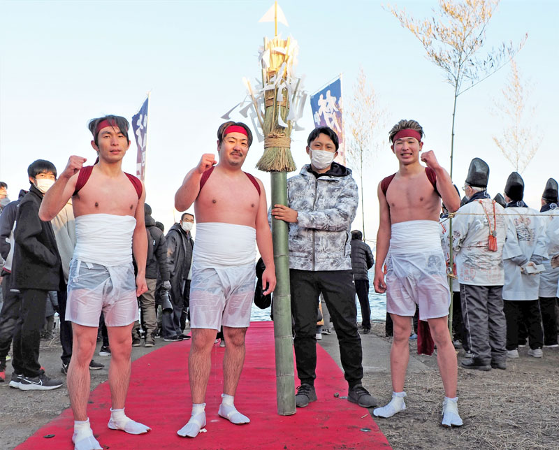 大役を果たし、海から上がってガッツポーズ＝７日、木更津市