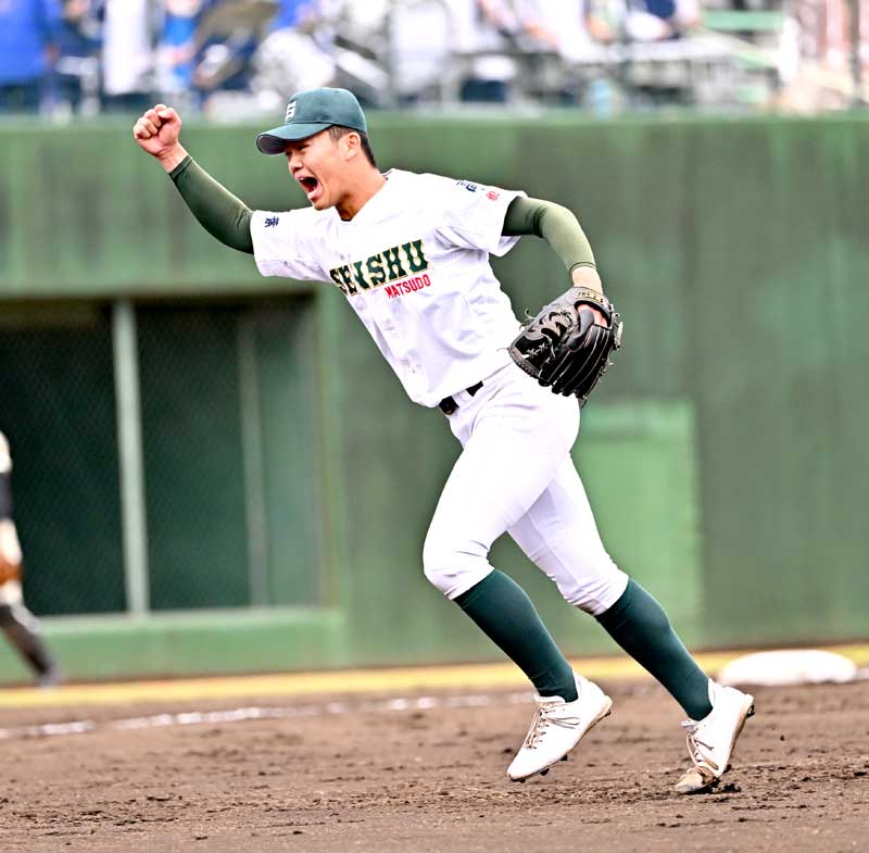 専大松戸―作新学院　勝利の瞬間、ガッツポーズを見せる専大松戸の平野＝昨年１０月２５日、大宮公園