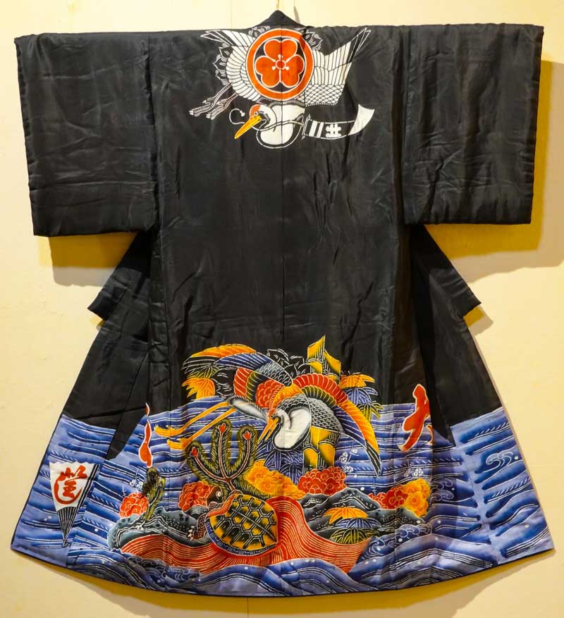 鶴や亀が描かれた絹の万祝