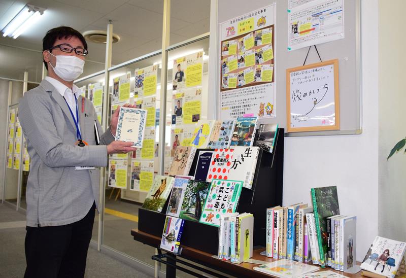 茂原市ゆかりの７０人がお薦め本を紹介する「もばらの本棚７０冊」＝同市立図書館
