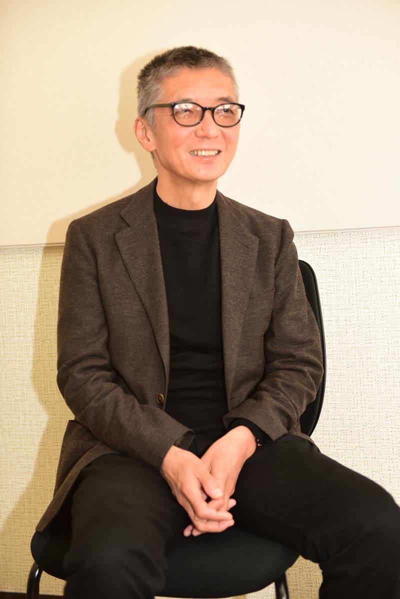 インタビューに応じる成島出監督=東京都港区