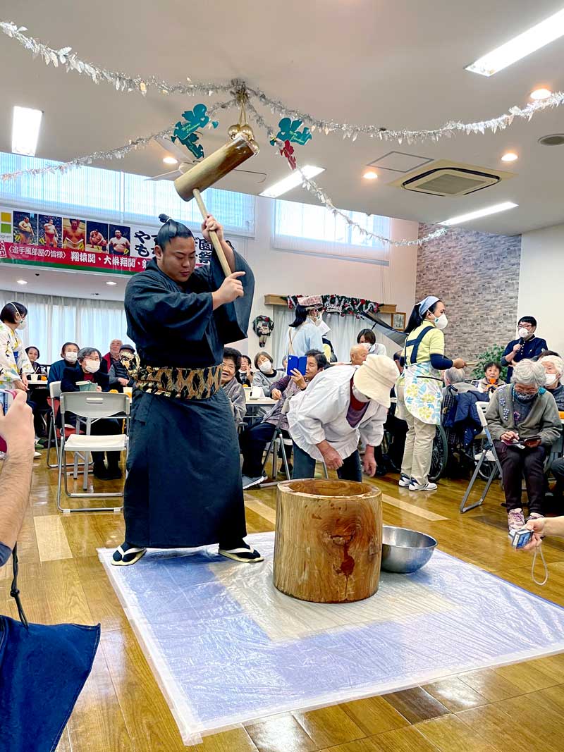 餅つきできねを握る翔猿関（やすらぎ園提供）