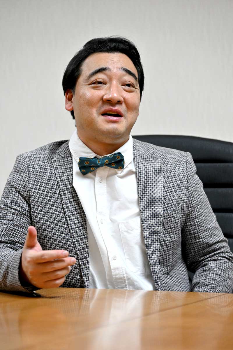 インタビューに応じる斉藤さん＝昨年１２月１０日、船橋市のＪＲＡ中山競馬場