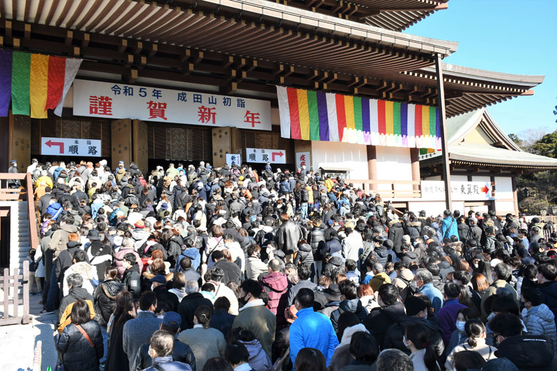 大本堂に向かう大勢の初詣客でにぎわう成田山新勝寺＝１日午前、成田市