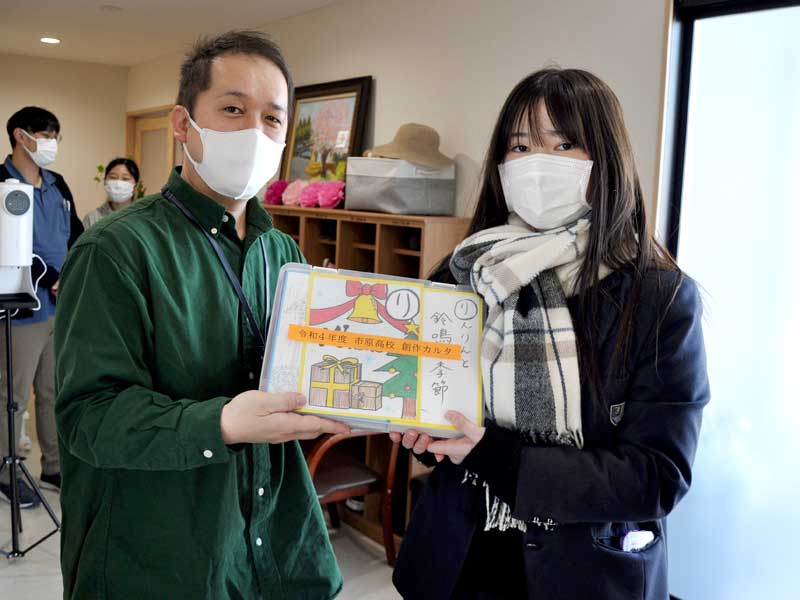 創作かるたを「グループホーム桜咲」に届けた生徒=市原市