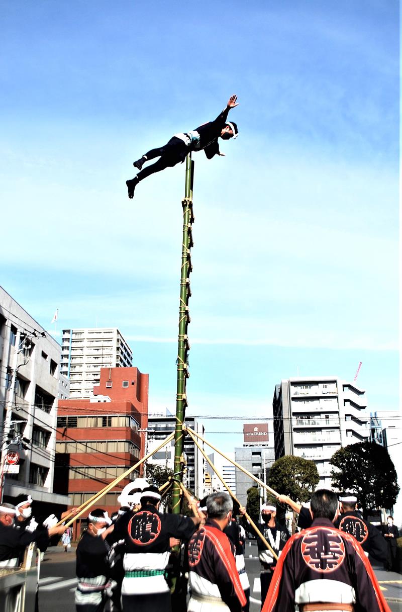 船橋市役所前で披露された新春恒例のはしご乗り＝１月６日