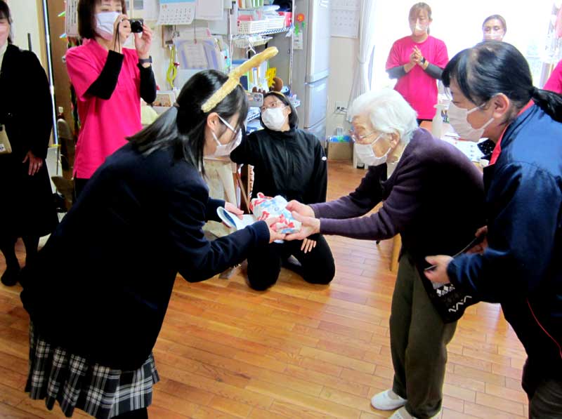 高齢者にティッシュ箱カバーを贈る市原緑高校の生活部生徒（左）＝市原市の「デイサービスひだまりの家」